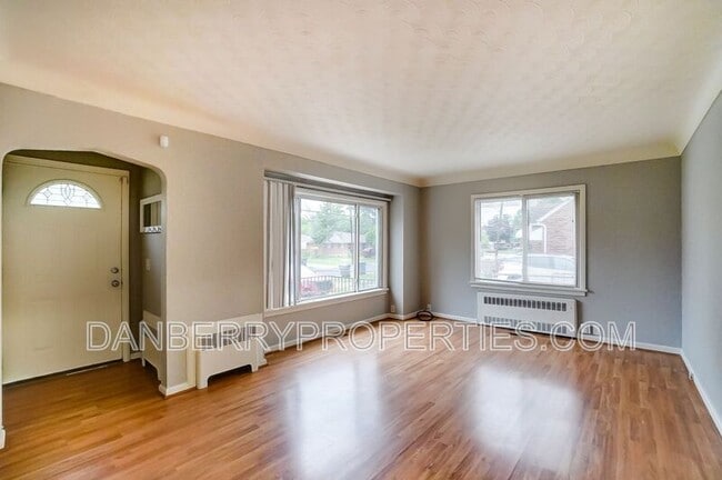 Building Photo - 915 Independence Rd