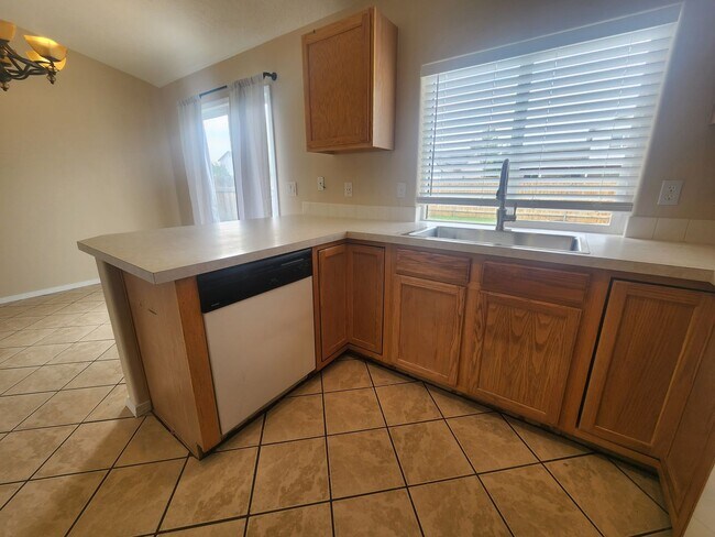 Building Photo - 3 Bedroom Home