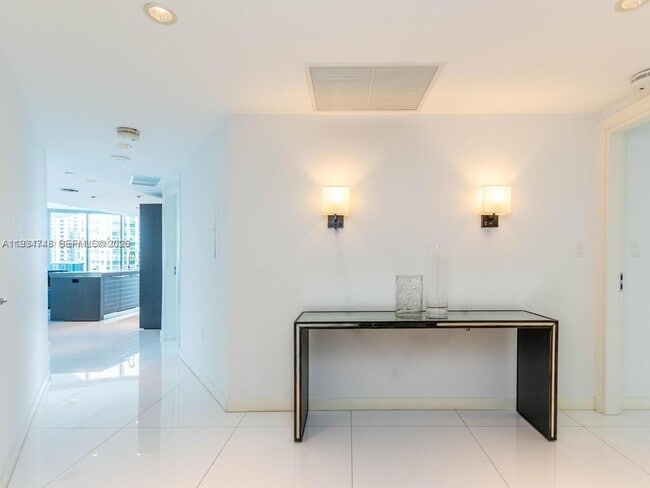 Building Photo - 200 Biscayne Blvd Way