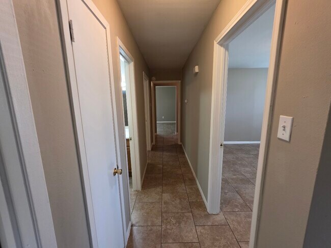 Building Photo - 9007 Glen Shadow Dr