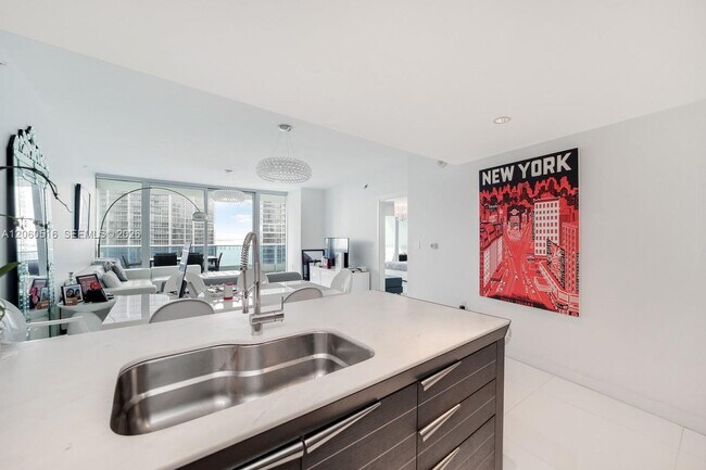 Building Photo - 200 Biscayne Blvd Way