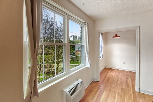 Building Photo - Spacious 1BR/1BA in Fabulous Cathedral Heights neighborhood!