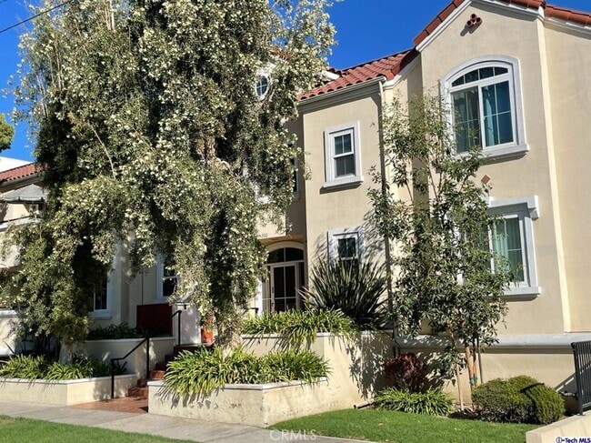 Building Photo - 300 E Providencia Ave
