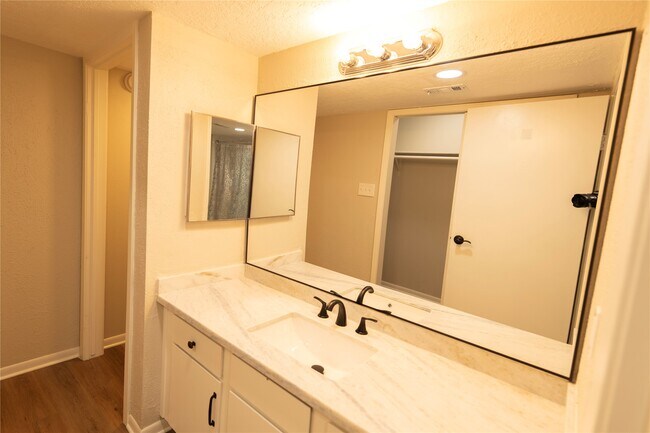 Building Photo - 2021 Spenwick Dr