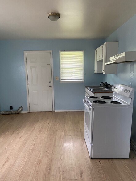 Building Photo - 220 15th Ave SW