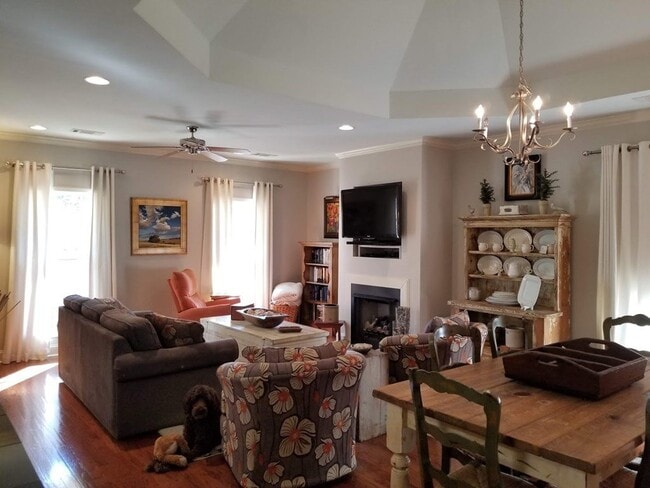 Building Photo - 213 Cherrybark St