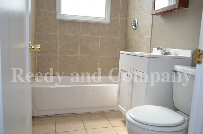 Building Photo - FIRST MONTH FREE; Adorable Duplex in Crosstown Area!