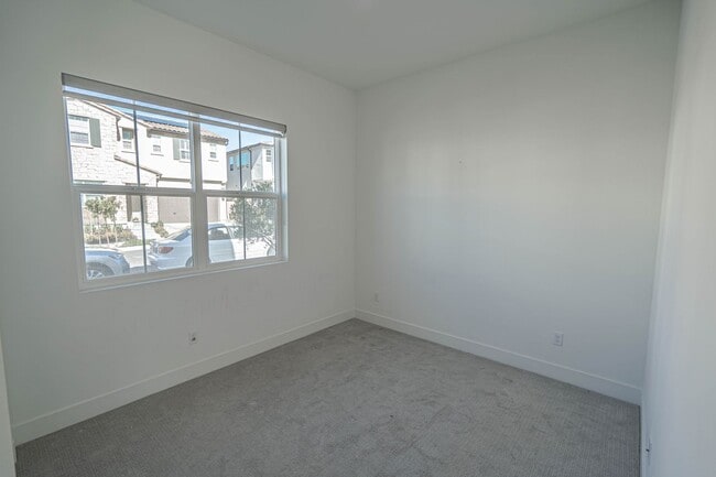 Building Photo - 5-Bedroom Home with Loft in Gated Victoria at Plum Canyon!
