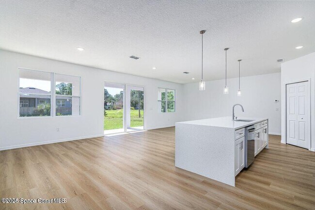 Building Photo - 1398 Saxony Rd SW