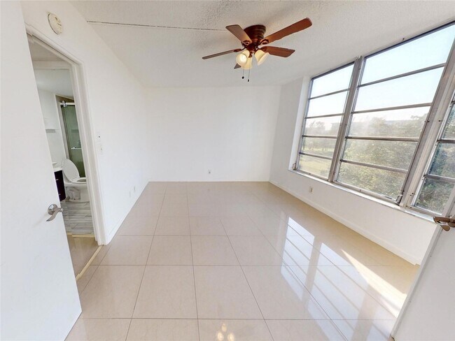 Building Photo - 3080 N Course Dr