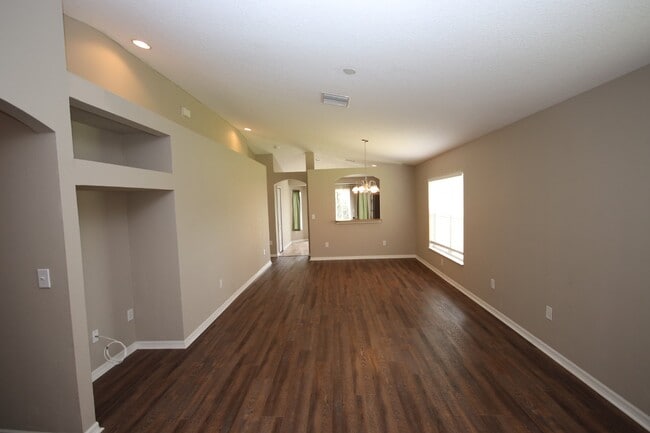 Building Photo - 3 bed, 2 bath, 2 car garage in Riverview