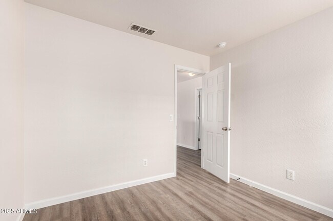 Building Photo - 11529 W Paradise Dr
