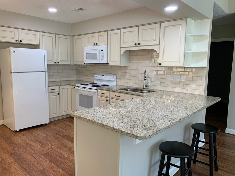 Kitchen with breakfast bar - 2756 victory ct