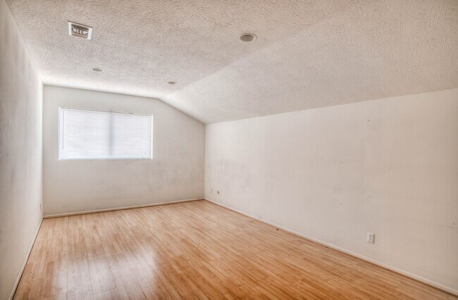Building Photo - 4546 E Blue Jay Ave