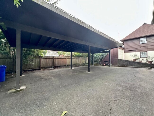 Building Photo - Charming 2-Bedroom Townhome in Sullivan's ...
