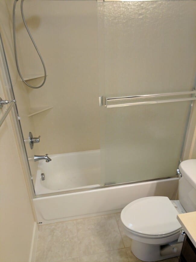 Building Photo - Luxury 3 bedroom 3 bath located in great a...