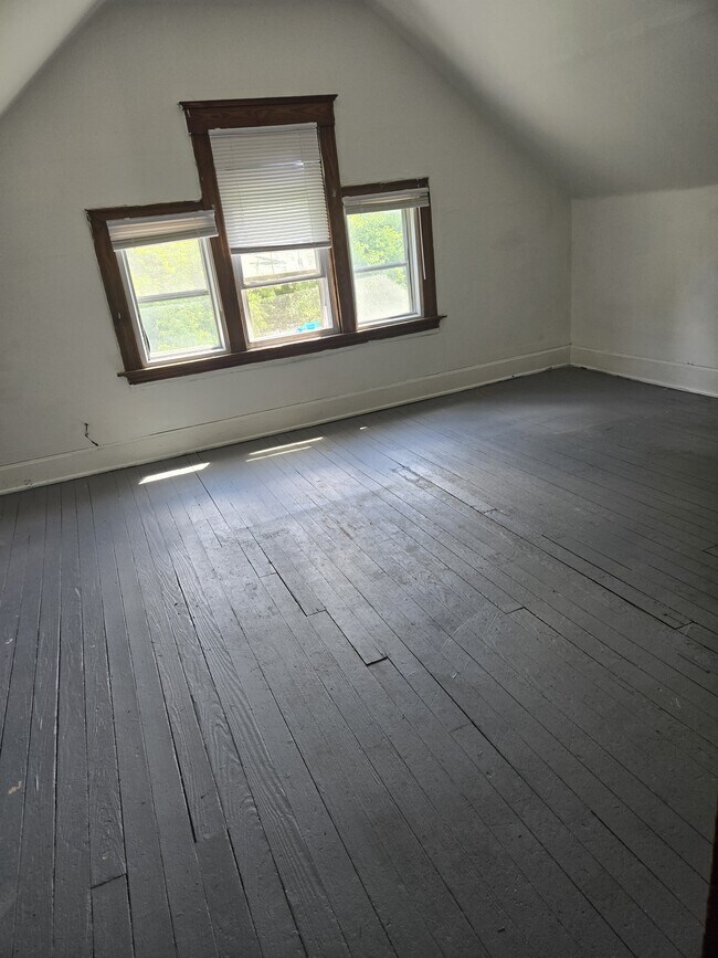 Building Photo - 824 Woodlawn Ave