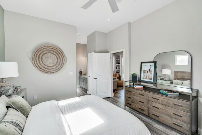 Building Photo - 5553 Lockhart Ln