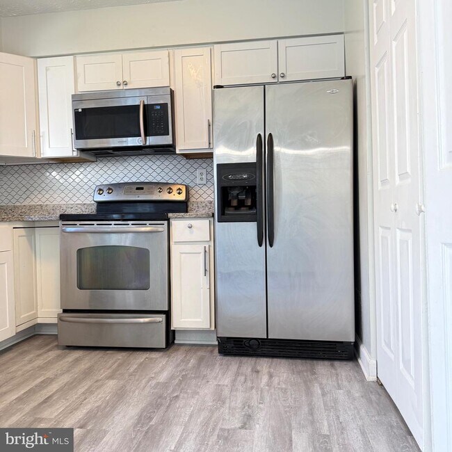 Building Photo - 2423 W Rosecroft Village Cir