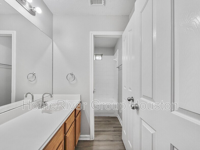 Building Photo - 11930 Cottonwood Ln