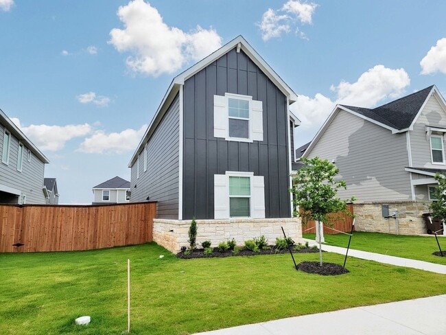 Primary Photo - Spacious 4/BR 2.5/BA Retreat with Fenced Y...