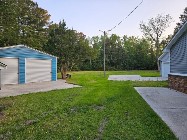 Building Photo - Beautiful renovated 3 bed, 1.5 bath unfurnished home located in Hampstead