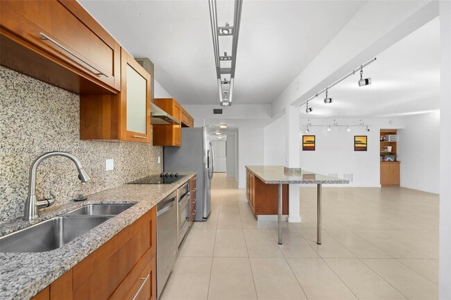 Building Photo - 181 Crandon Blvd