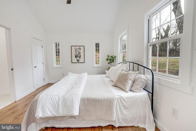 Building Photo - 102 N Rogers St