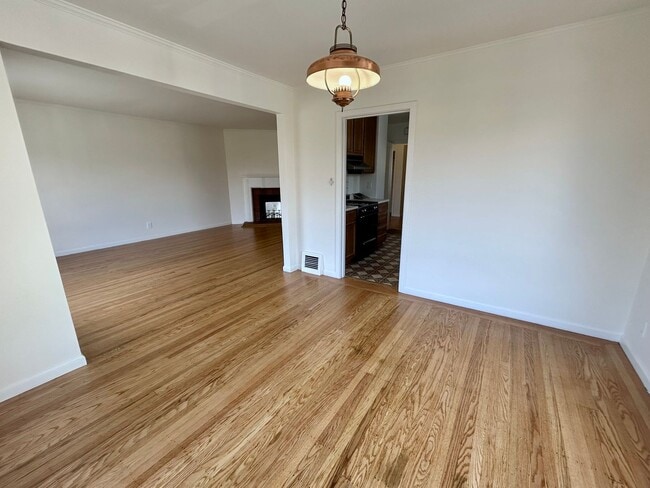 Building Photo - Spacious 2bd/1bth Upper Flat With Beautiful Views