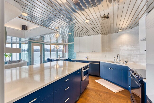 Building Photo - 3307 NE Marine Dr