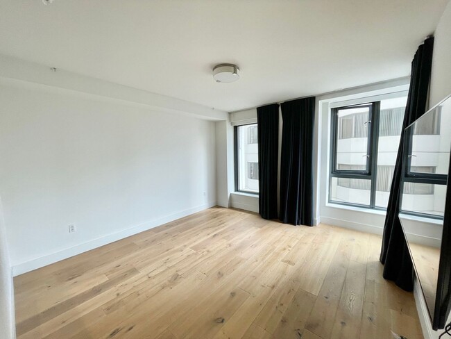 Building Photo - Premier Condominium Close to Everything! 2...