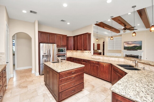 Building Photo - 1611 Lynnview Dr