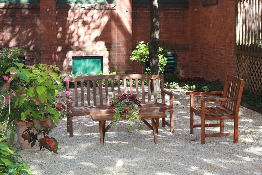 Interior courtyard - 25 Grand St