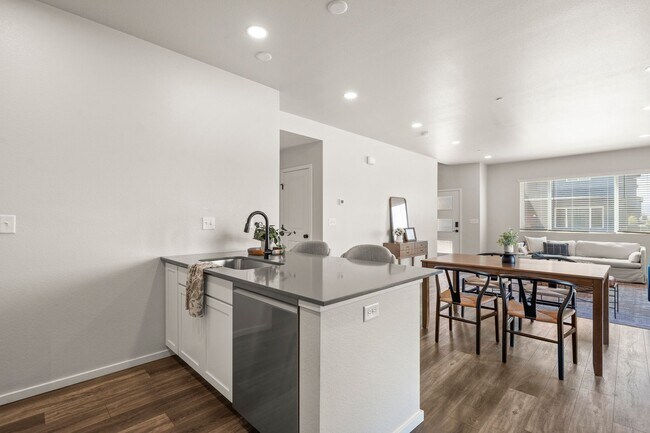 Building Photo - Start a Lease by 12/1 and Receive a $500 R...