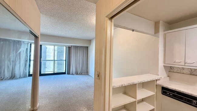 Building Photo - Comfortable Studio Living with Balcony, Parking & Storage at Daniel Burnham Court
