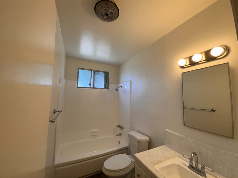 Building Photo - 1675 W Pampas Ln