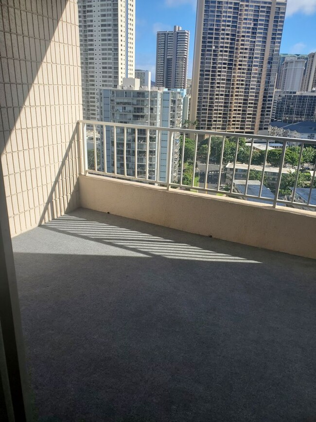 Building Photo - Spacious, pet friendly, Summer Palace unit...