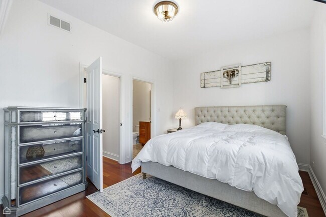 Building Photo - 952 N Racine Ave