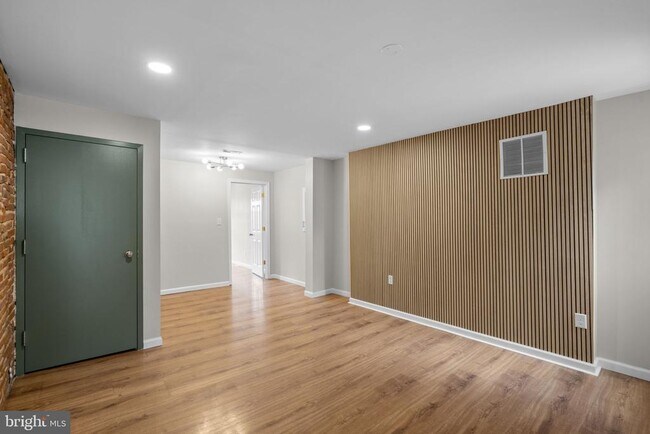 Building Photo - 1305 Light St