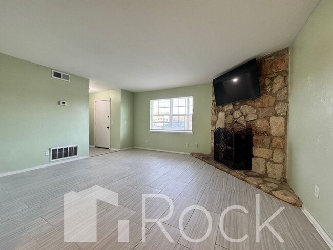 Building Photo - 2 Bedroom Townhome with All Appliances Included!