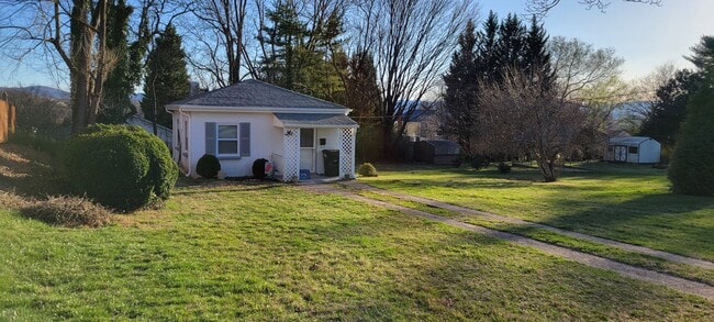 Building Photo - 1027 Halliahurst Ave