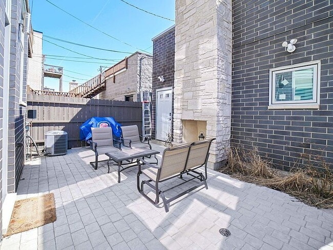 Building Photo - "Spacious 5-Bedroom Gem with 3 Full Baths in the Heart of Chicago – 4,200 Sq Ft of Comfort and St...