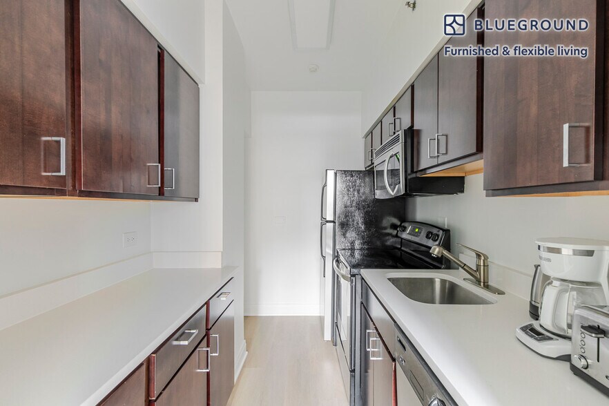 Building Photo - 200 E Chestnut St