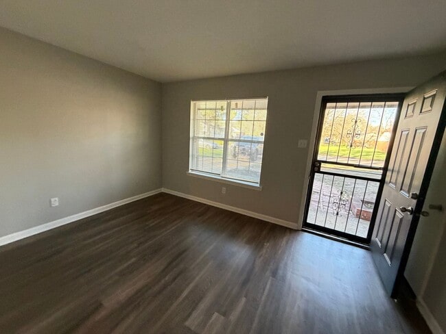 Building Photo - 6360 Greenbriar Dr