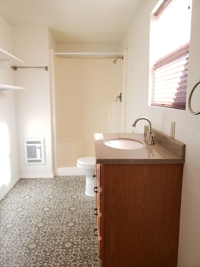 Building Photo - 2+ Bedroom, 2 bathroom Charming Home Avail...