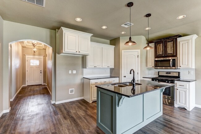 Building Photo - NEWER HOME IN MUSTANG SCHOOL DISTRICT AVAI...