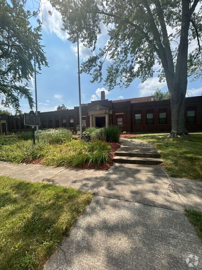 Building Photo - 1 Bed Apartment in Highland Park