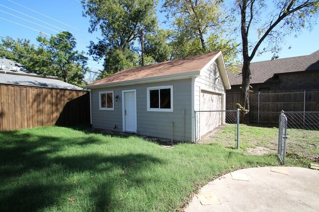 Building Photo - (("Wake Up in a Home YOU Love")) 2/2 STUNN...