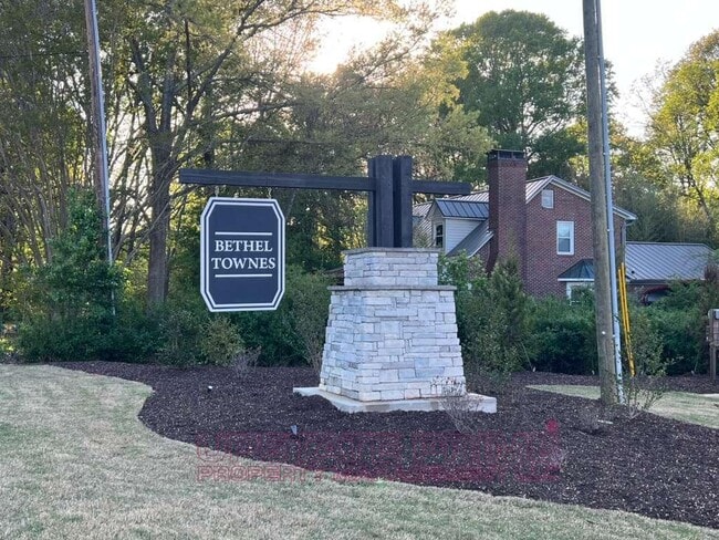 Building Photo - 340 Lograto Ln