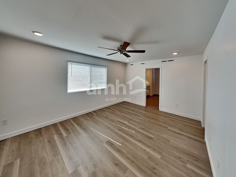 Building Photo - 6191 W Calle Lingo